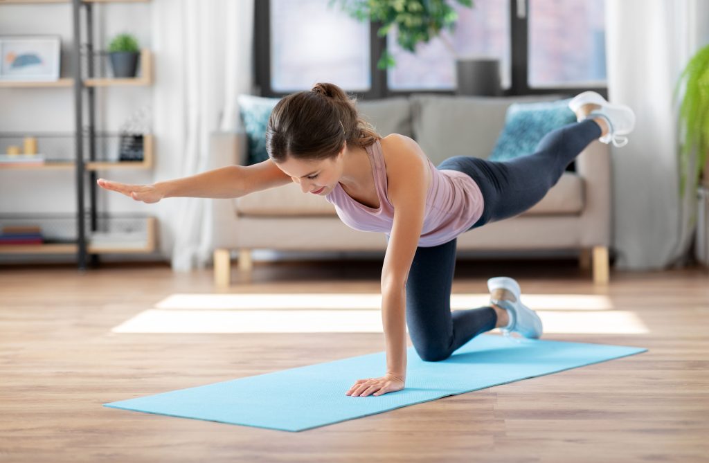 Blog over online workouts - vrouw yoga pose