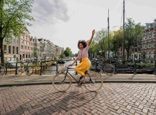 Een gezonde leefstijl houdt in dat je (kleine) gezonde gewoonten hebt, zoals op de fiets naar werk.