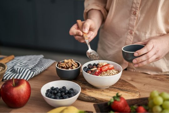 Kom met havervlokken, blauwe bessen, aardbeien en noten: een ontbijt dat helpt om je cholesterol te verlagen